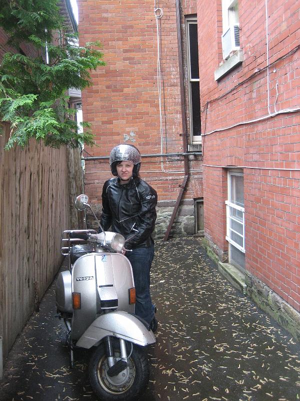 10-pakring the vespa awkwardly in alley